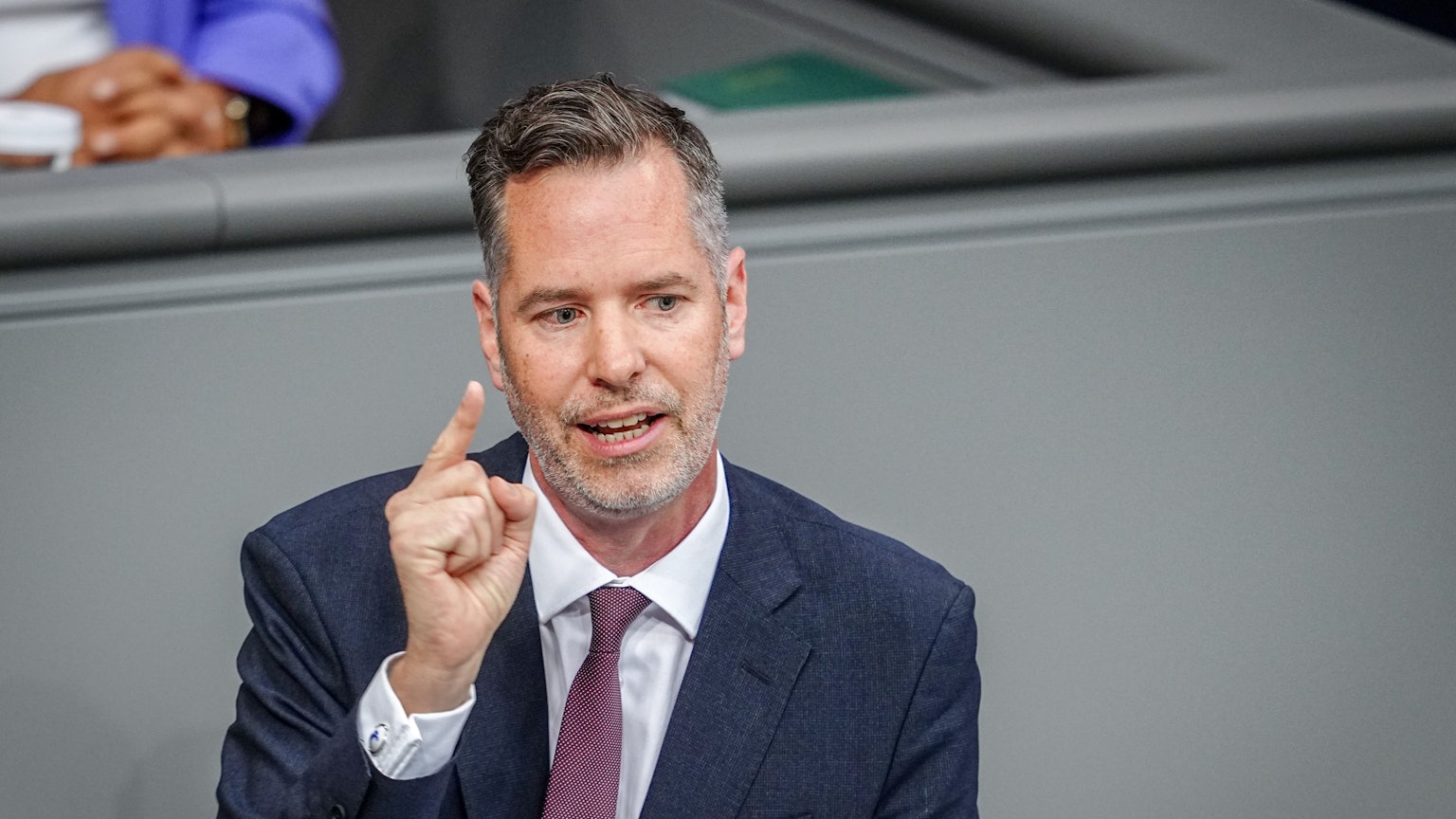 Christian Dürr, FDP-Fraktionsvorsitzender, spricht in der Generaldebatte um den Haushalt 2025 im Bundestag.