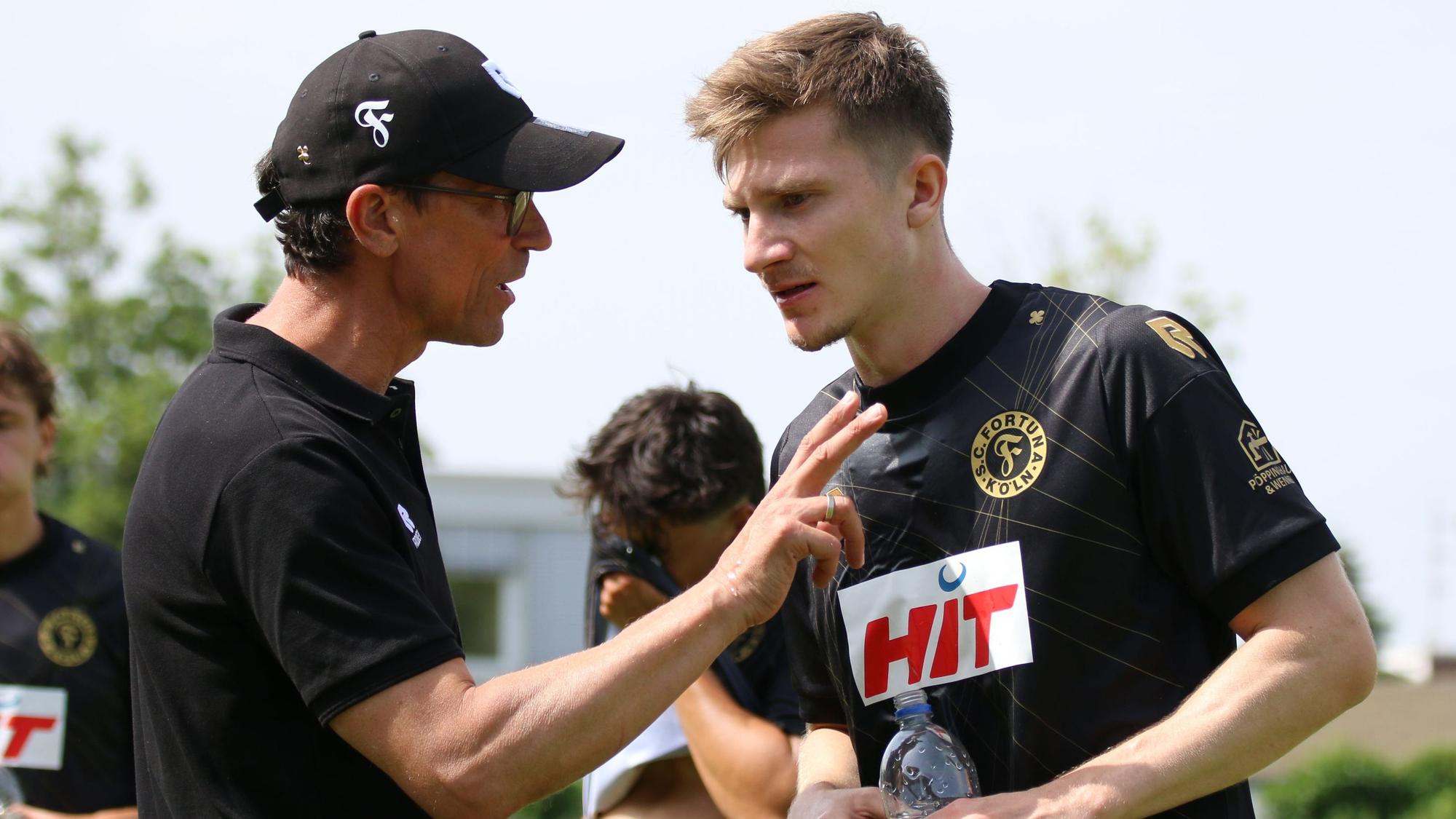 29.06.2024 Trainer Matthias Mink gibt Anweisungen in der Trinkpause.