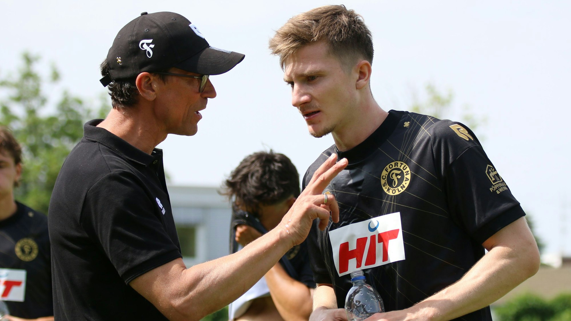 29.06.2024 Trainer Matthias Mink gibt Anweisungen in der Trinkpause.