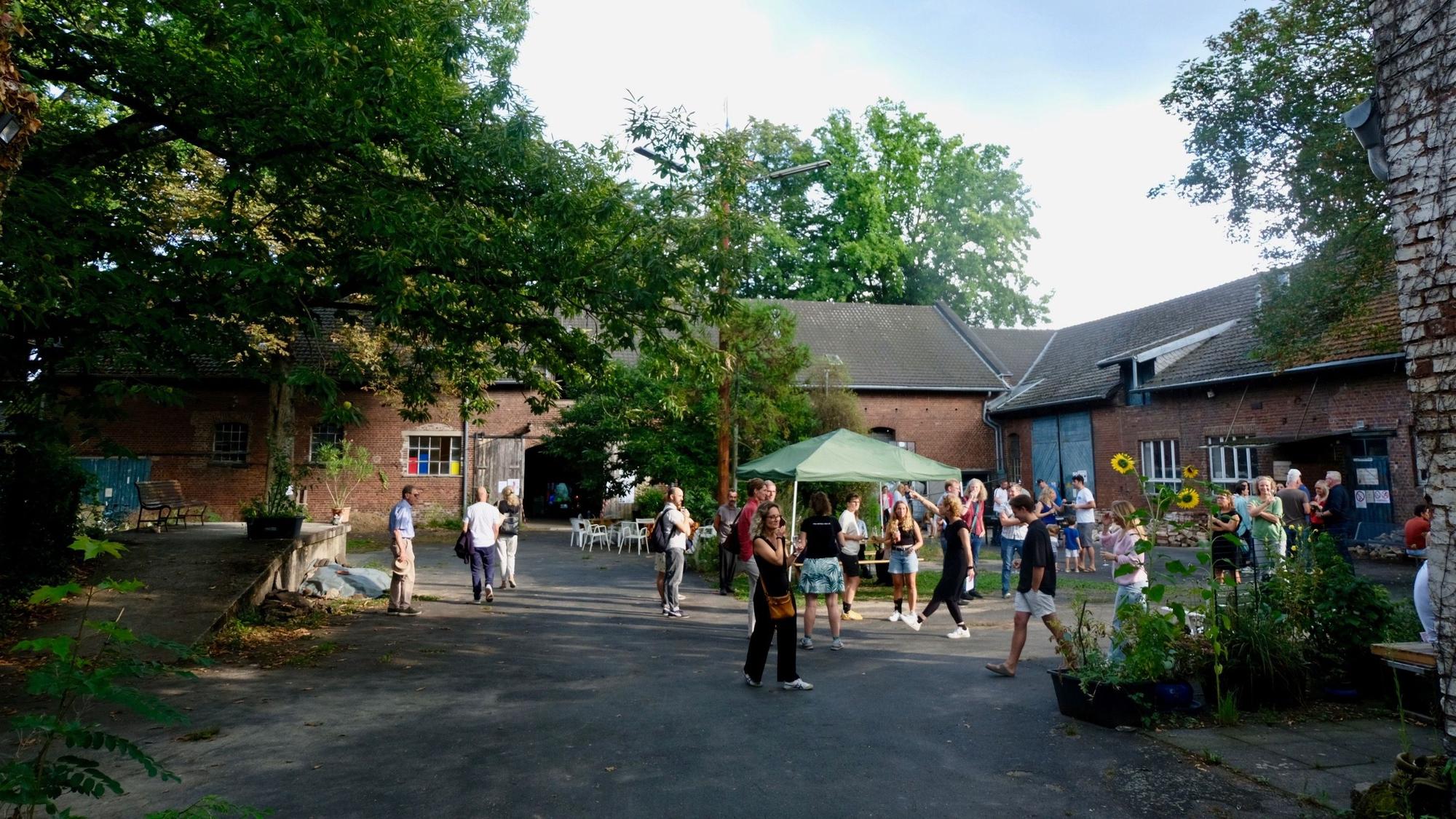 Zur Ausstellungseröffnung im Stall des Petershof waren viele Besucher und Besucherinnen gekommen.