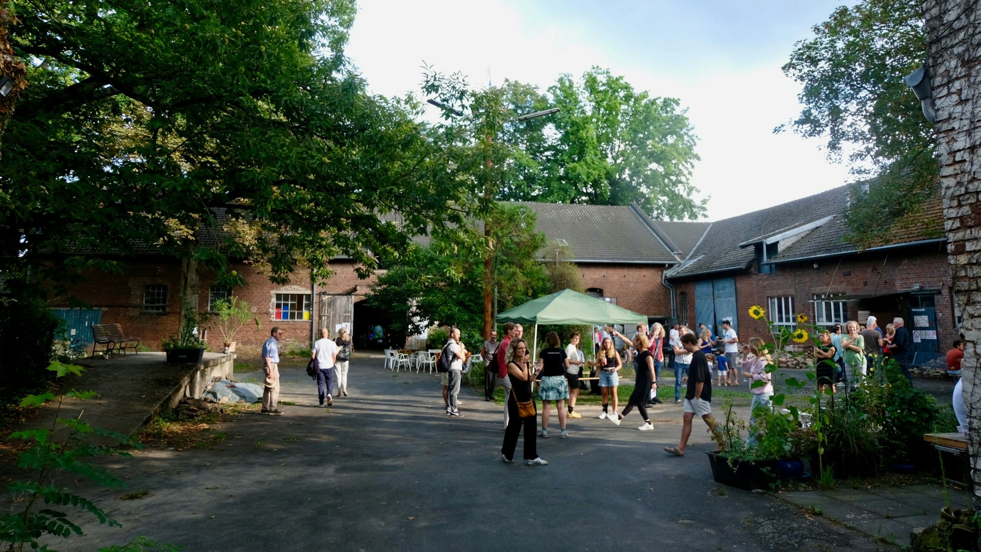 Zur Ausstellungseröffnung im Stall des Petershof waren viele Besucher und Besucherinnen gekommen.