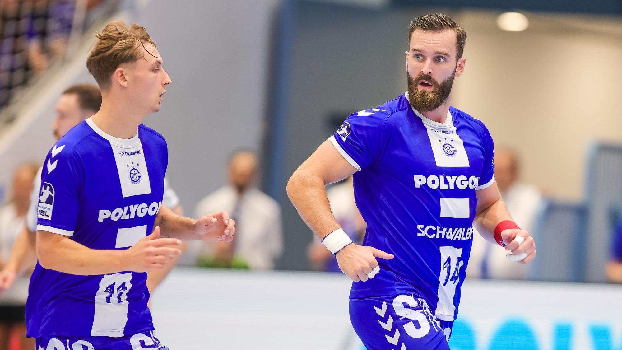 Die VfL-Spieler Ole Pregler und Teitur Einarsson laufen nebeneinander.