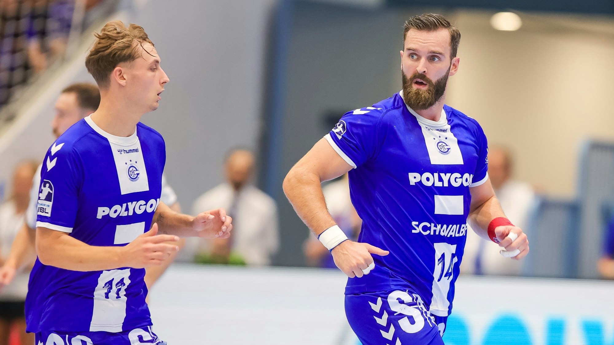 Die VfL-Spieler Ole Pregler und Teitur Einarsson laufen nebeneinander.