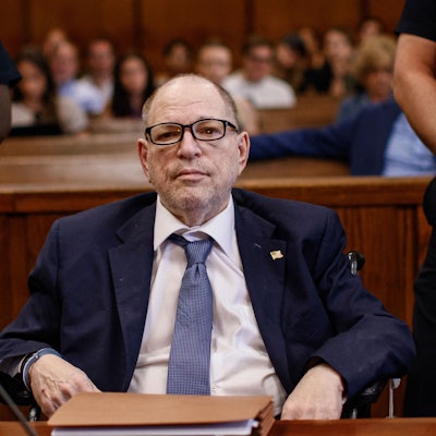 Harvey Weinstein sitzt in einem Gerichtssaal in New York.