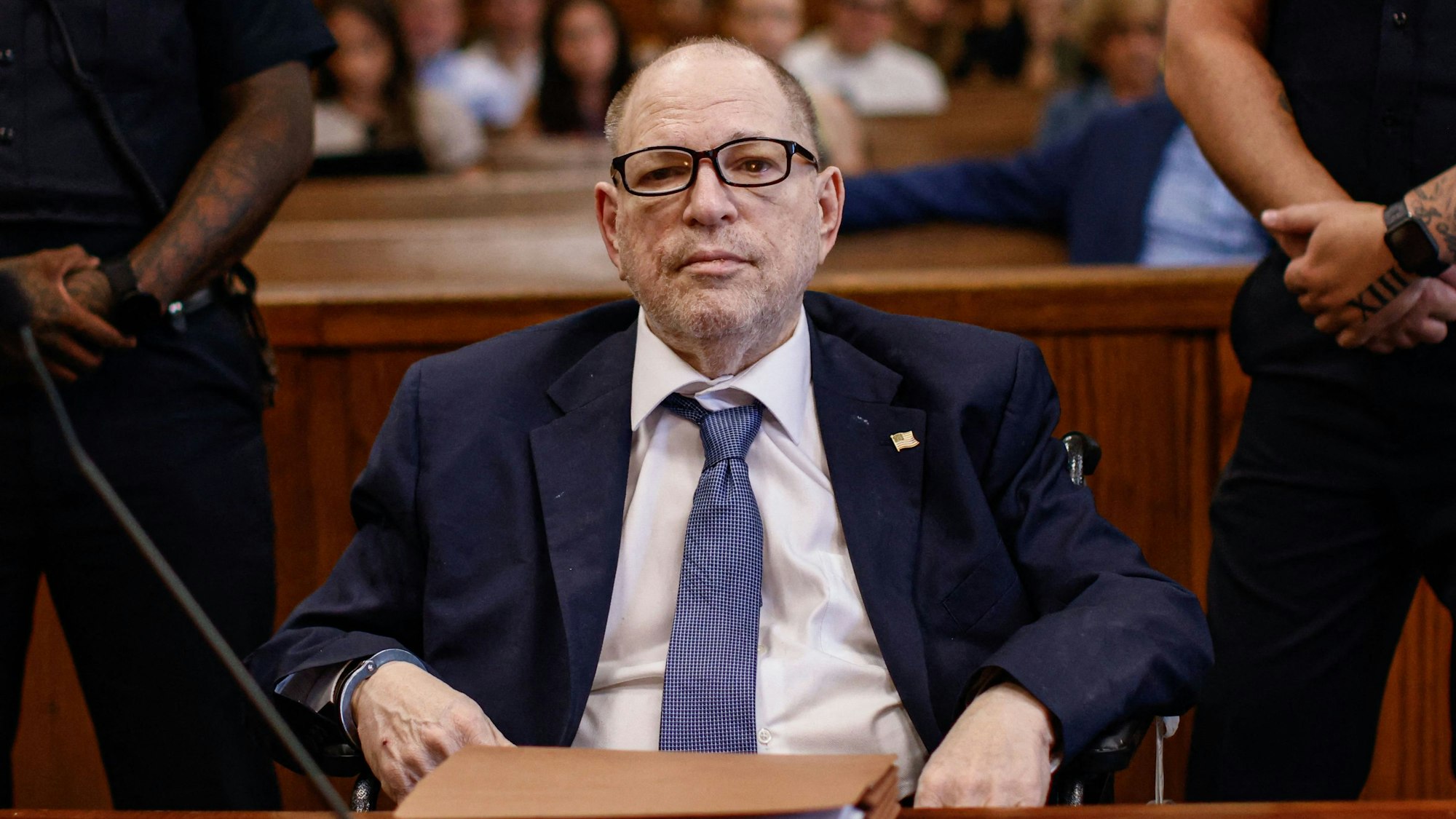 Harvey Weinstein sitzt in einem Gerichtssaal in New York.