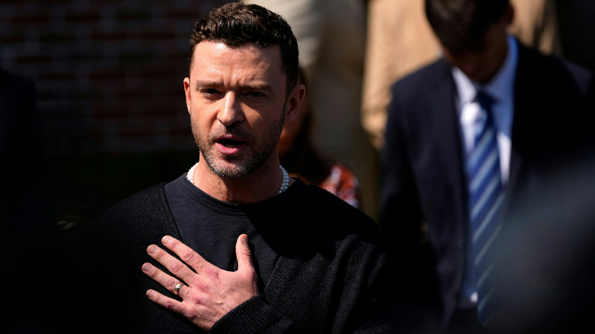 Justin Timberlake spricht nach einer Gerichtsverhandlung zur Presse. Timberlake wurde im Juni wegen Trunkenheit am Steuer verhaftet.