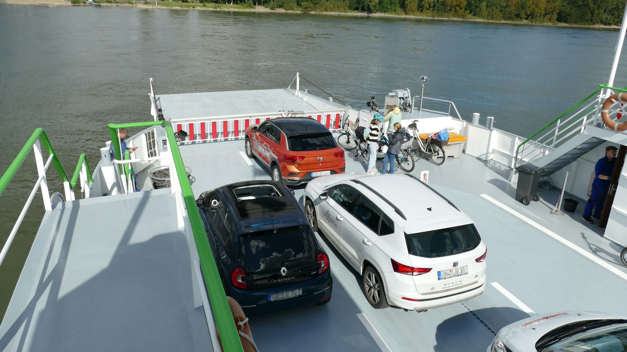 Autos stehen auf einer Fähre.