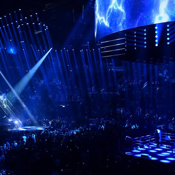 Über eine lange Treppe betrat Stefan Raab die Arena von der Hallendecke aus.