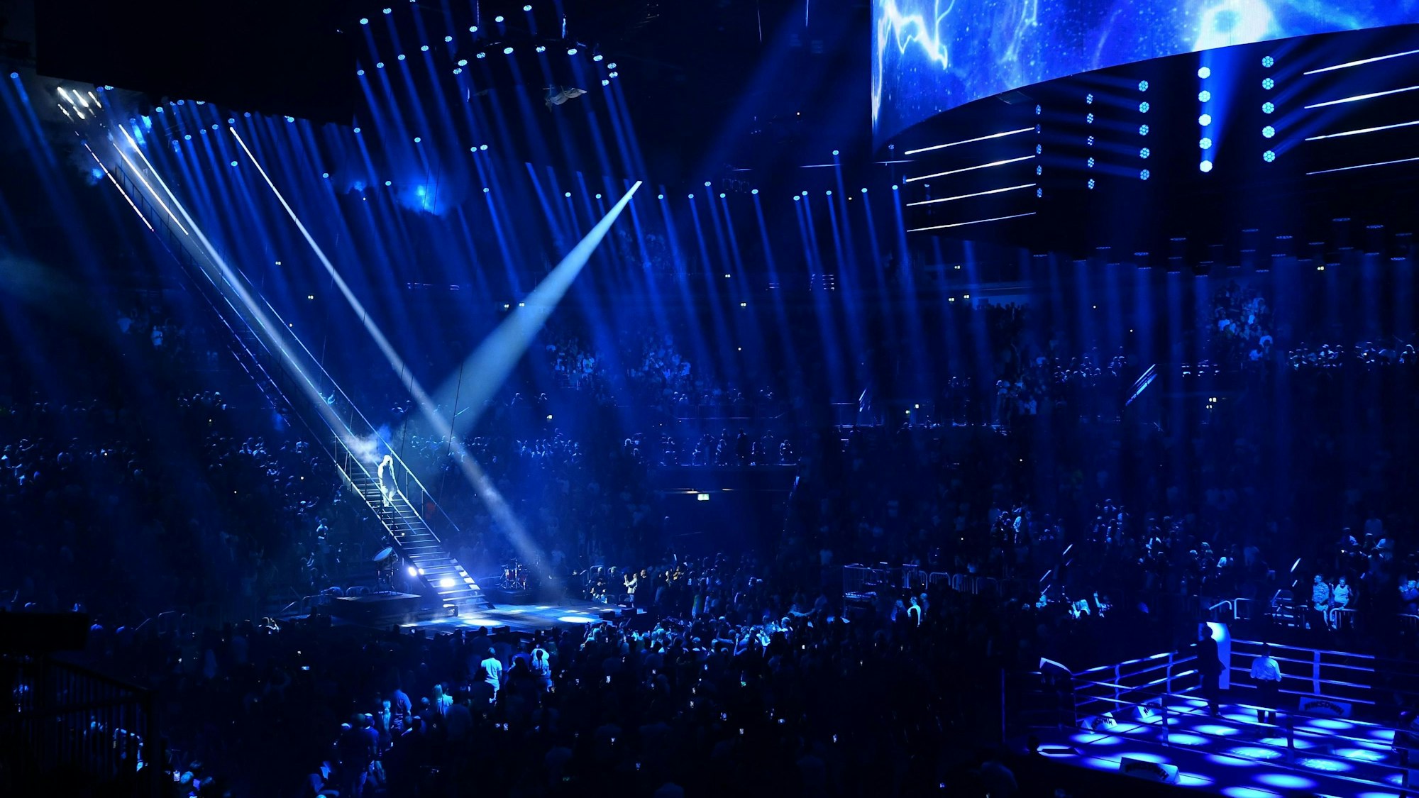 Über eine lange Treppe betrat Stefan Raab die Arena von der Hallendecke aus.