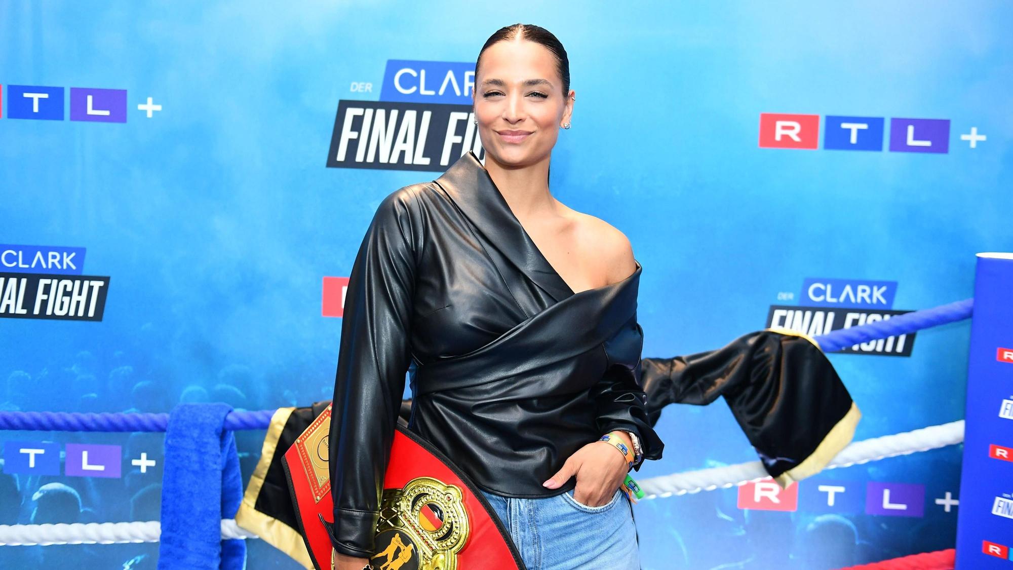 Amira Aly ließ sich auch beim Show Boxkampf des Jahres blicken.