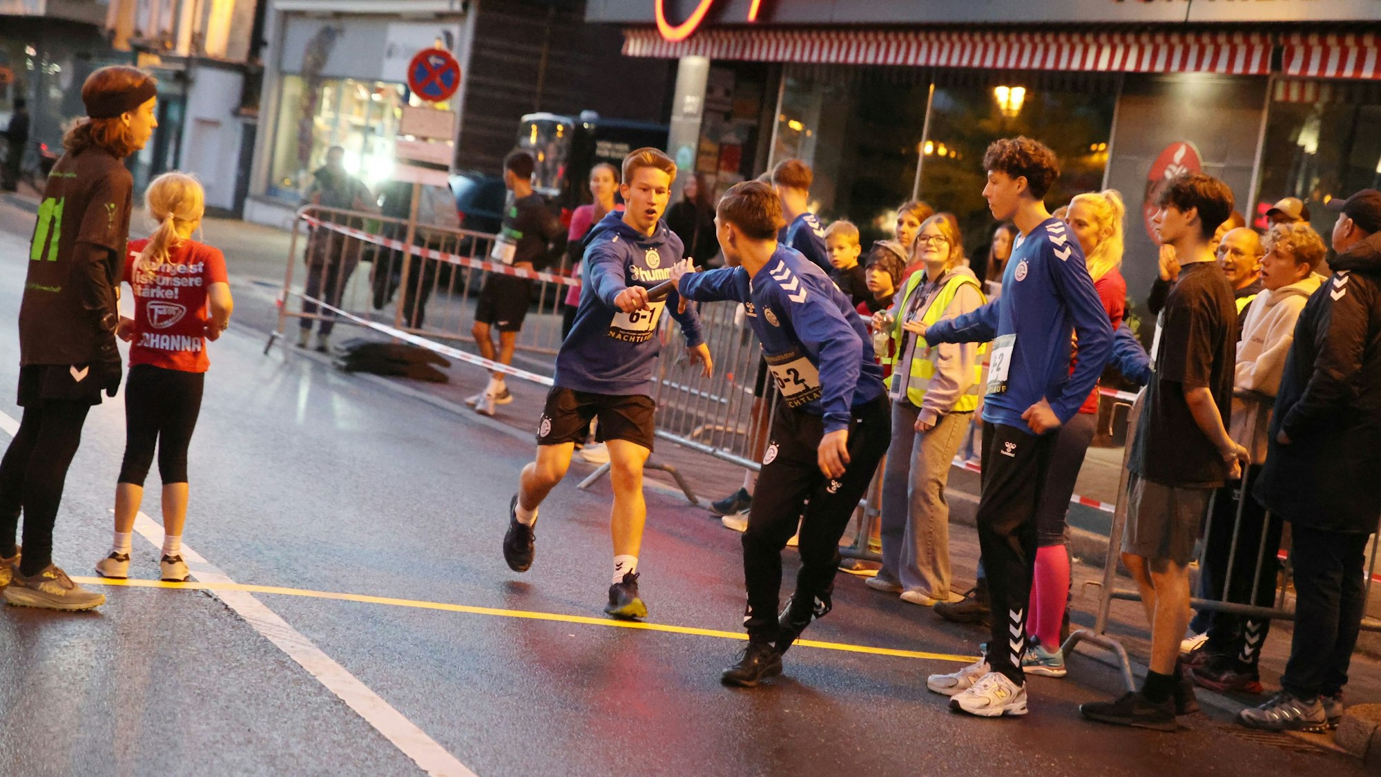 Zu sehen ist die Stabübergabe beim Staffellauf