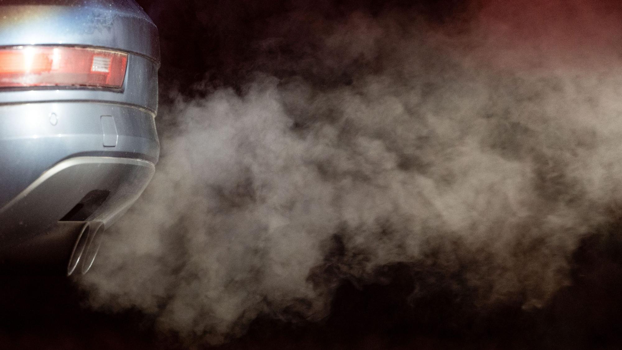 Der Autoverkehr soll bis 2035 klimaneutral werden – dafür muss der CO2-Ausstoß sinken. Der nächste Schritt steht 2025 an.