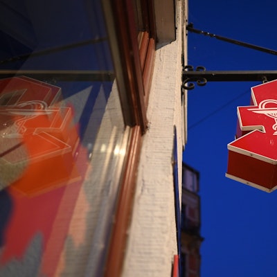 In vielen Apotheken sind bestimmte Antibiotika nicht verfügbar (Symbolbild eines Apothekenschilds).