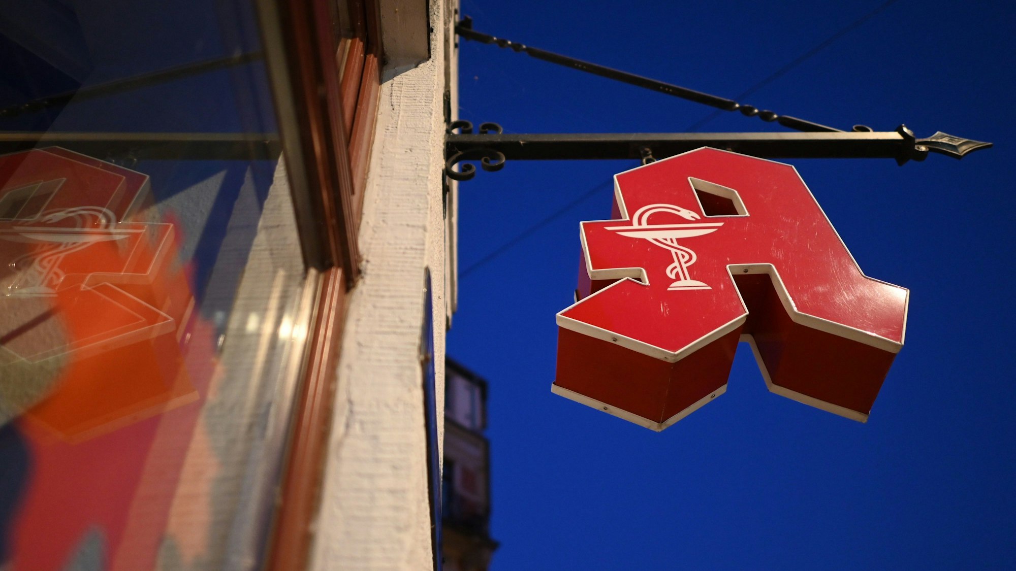 In vielen Apotheken sind bestimmte Antibiotika nicht verfügbar (Symbolbild eines Apothekenschilds).