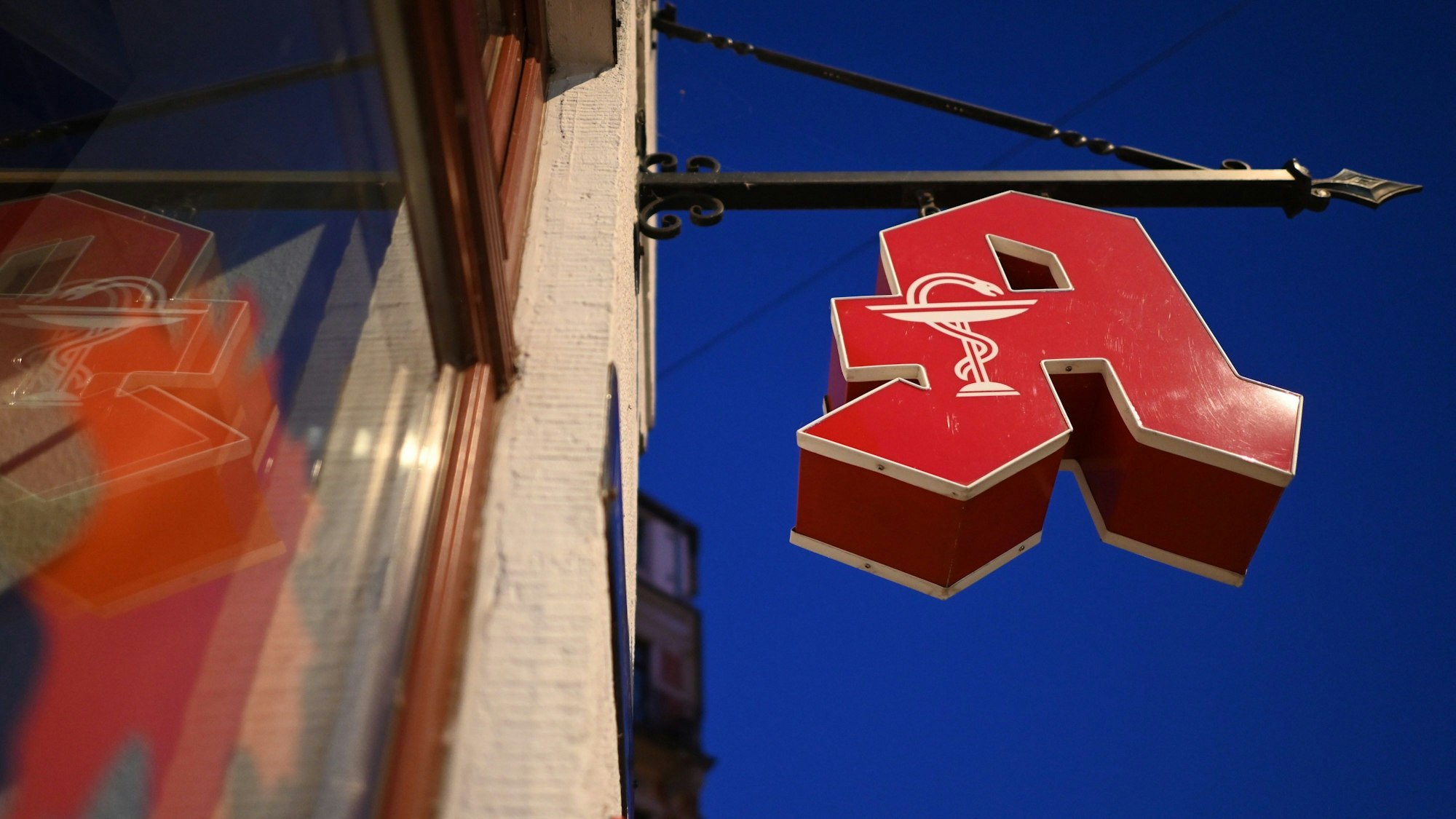 Das Apotheken-A ist am Morgen an einer Apotheke zu sehen.