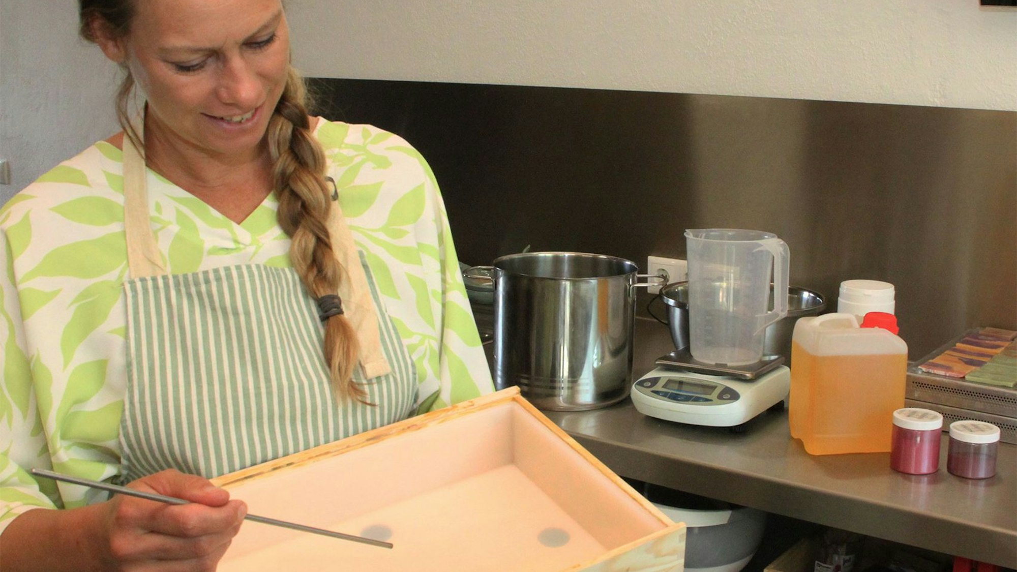 Bianca Mey ist in ihrer Küche mit einigen Utensilien zu sehen, die sie zum Seifensieden benötigt.