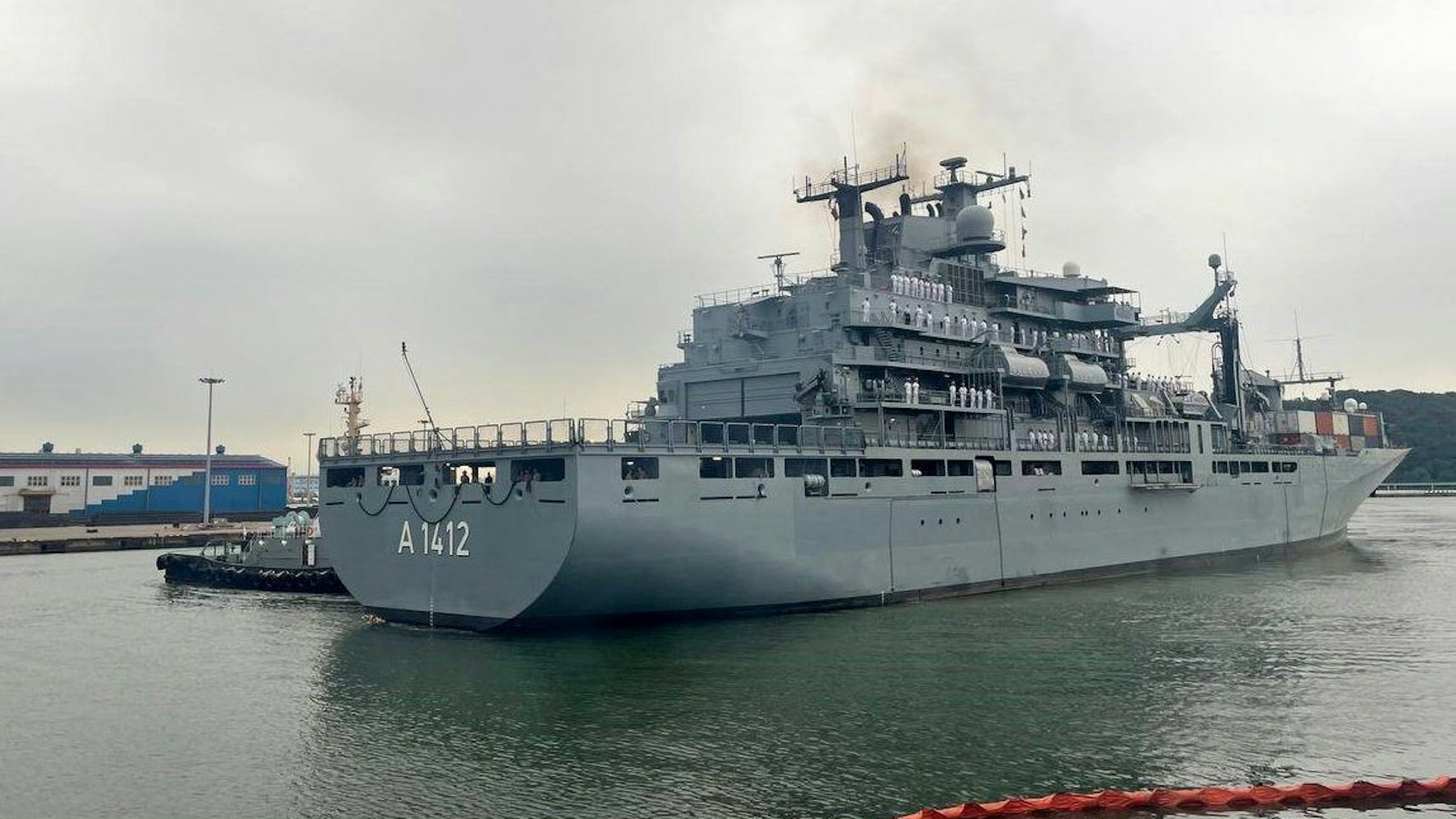 Das deutsche Versorgerschiff «Frankfurt am Main», das gemeinsam mit der Fregatte «Baden-Württemberg» im Indo-Pazifik auf Mission ist, läuft im Hafen von Incheon, Südkorea, ein.