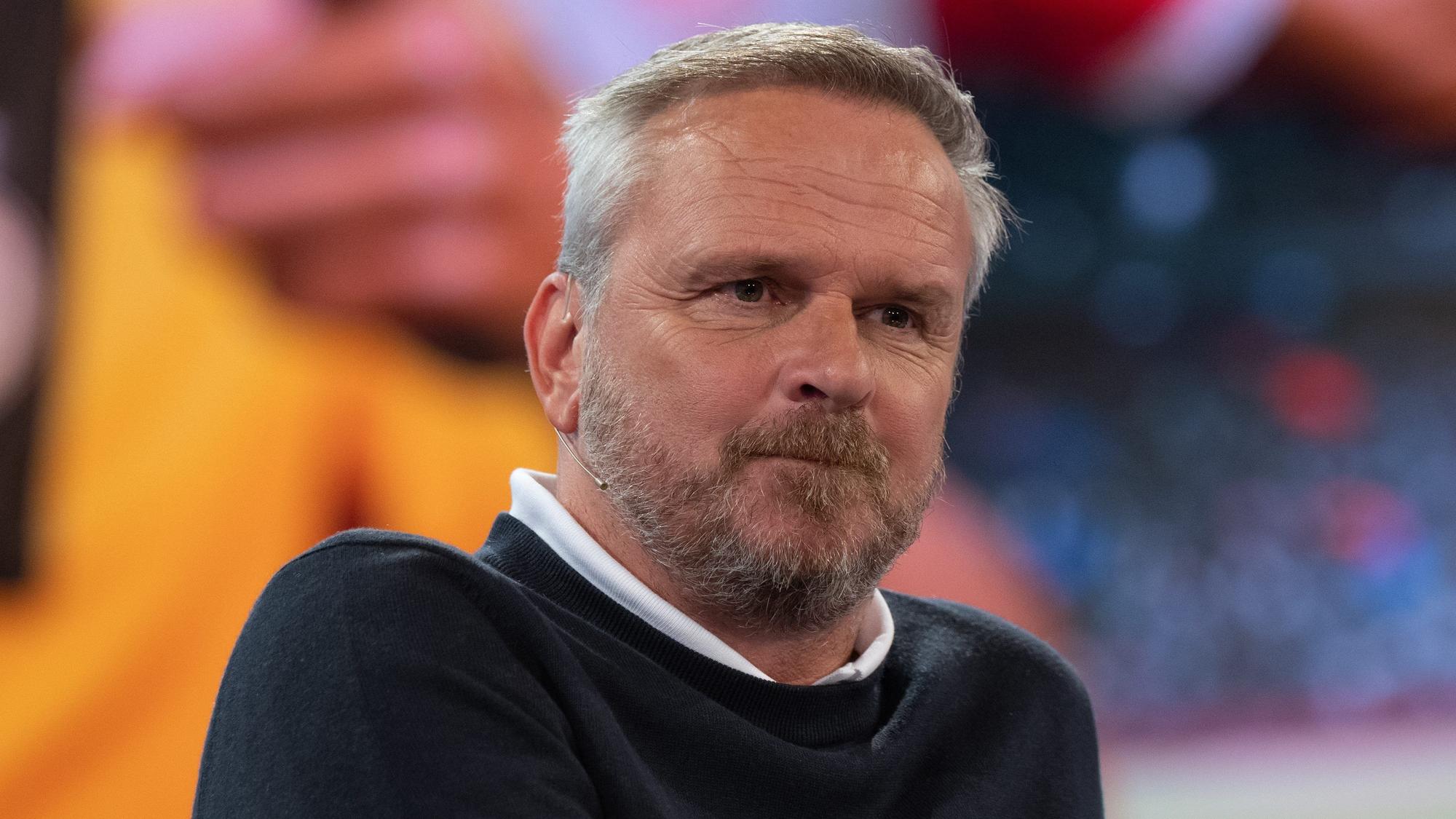ARCHIV - 08.08.2023, Bayern, Unterföhring: Dietmar Hamann, Sky Experte, nimmt in einem TV-Studio an einer Presseveranstaltung teil. (zu dpa: «Klare Bayern-Antwort an Musiala-Kritiker Hamann: «Absurd»») Foto: Sven Hoppe/dpa +++ dpa-Bildfunk +++