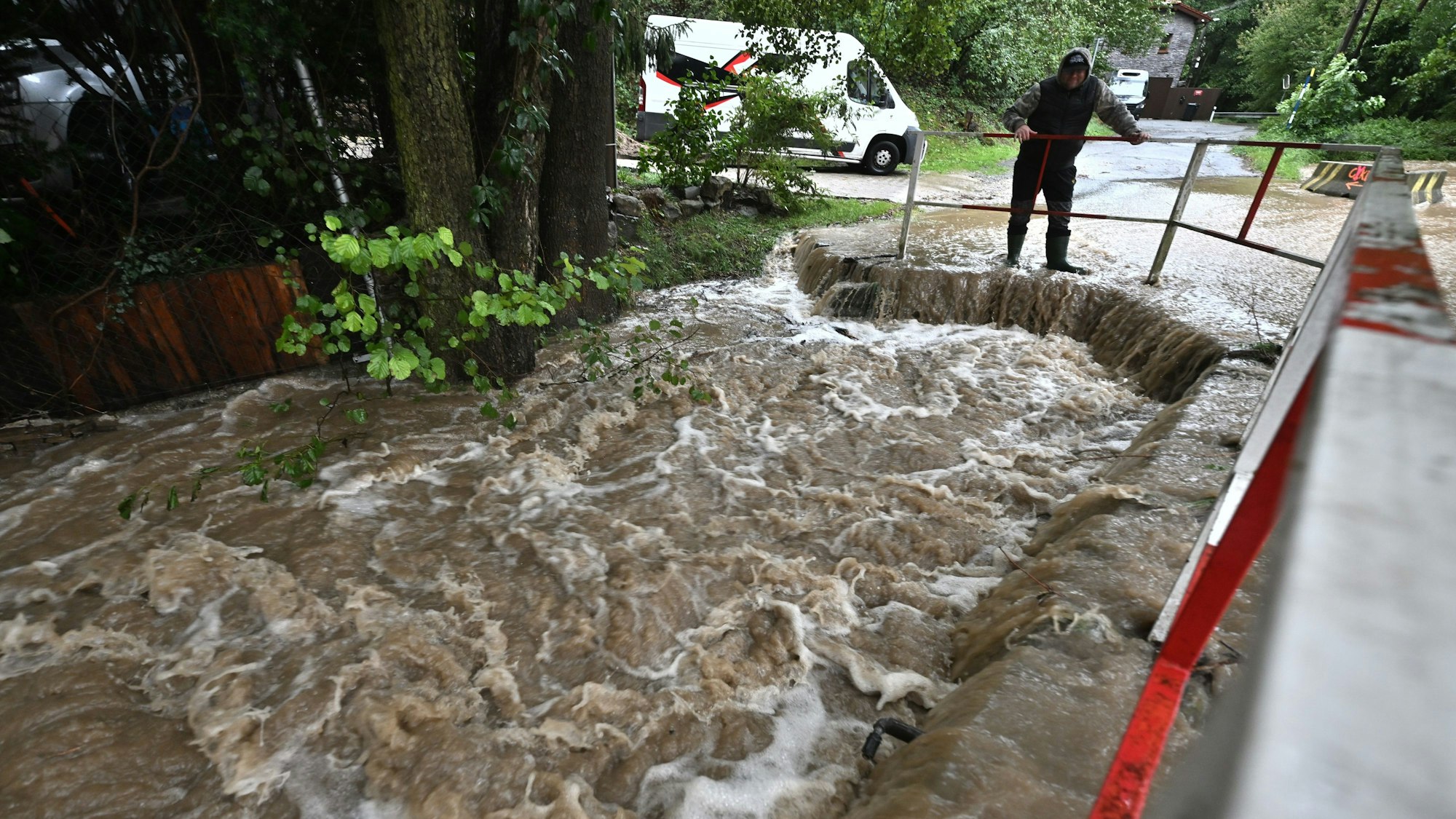 Nach extremen Regenfällen sind die Flusspegel in Tschechien stark angestiegen. Hier der Botič, ein Zufluss der Moldau.