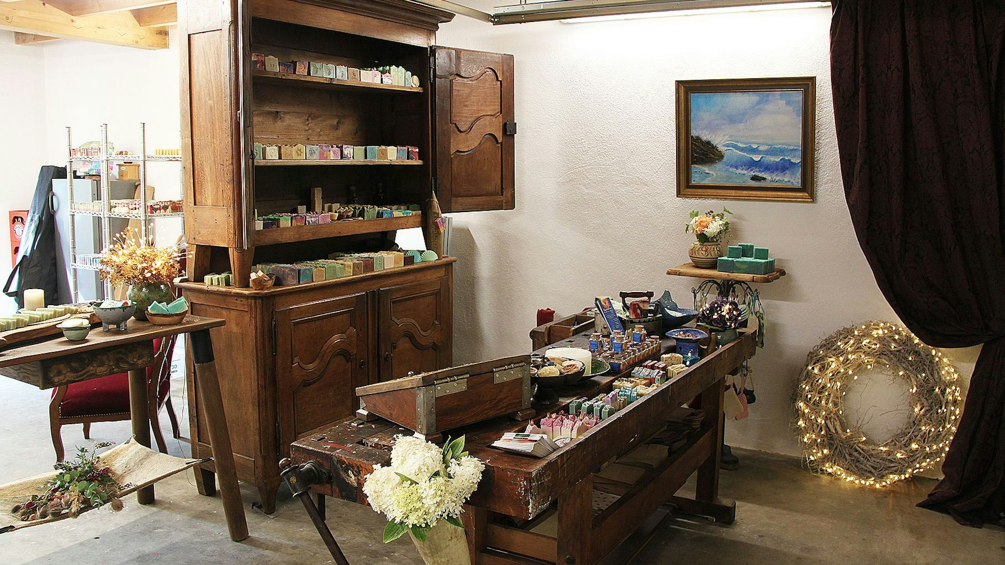 Ein alter Schrank und eine alte Werkbank gehören zu den Einrichtungsgegenständen des Eifelseifen-Lädchens in Blankenheim.