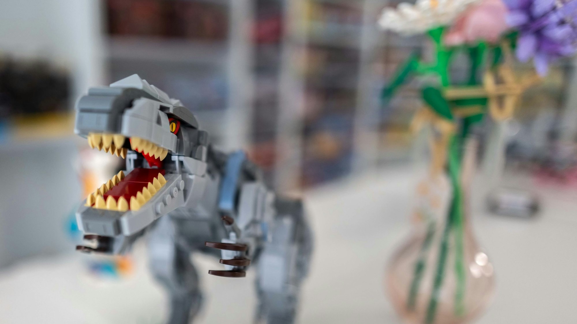 Aus Klemmbausteinen ist ein Dinosaurier gebaut worden.