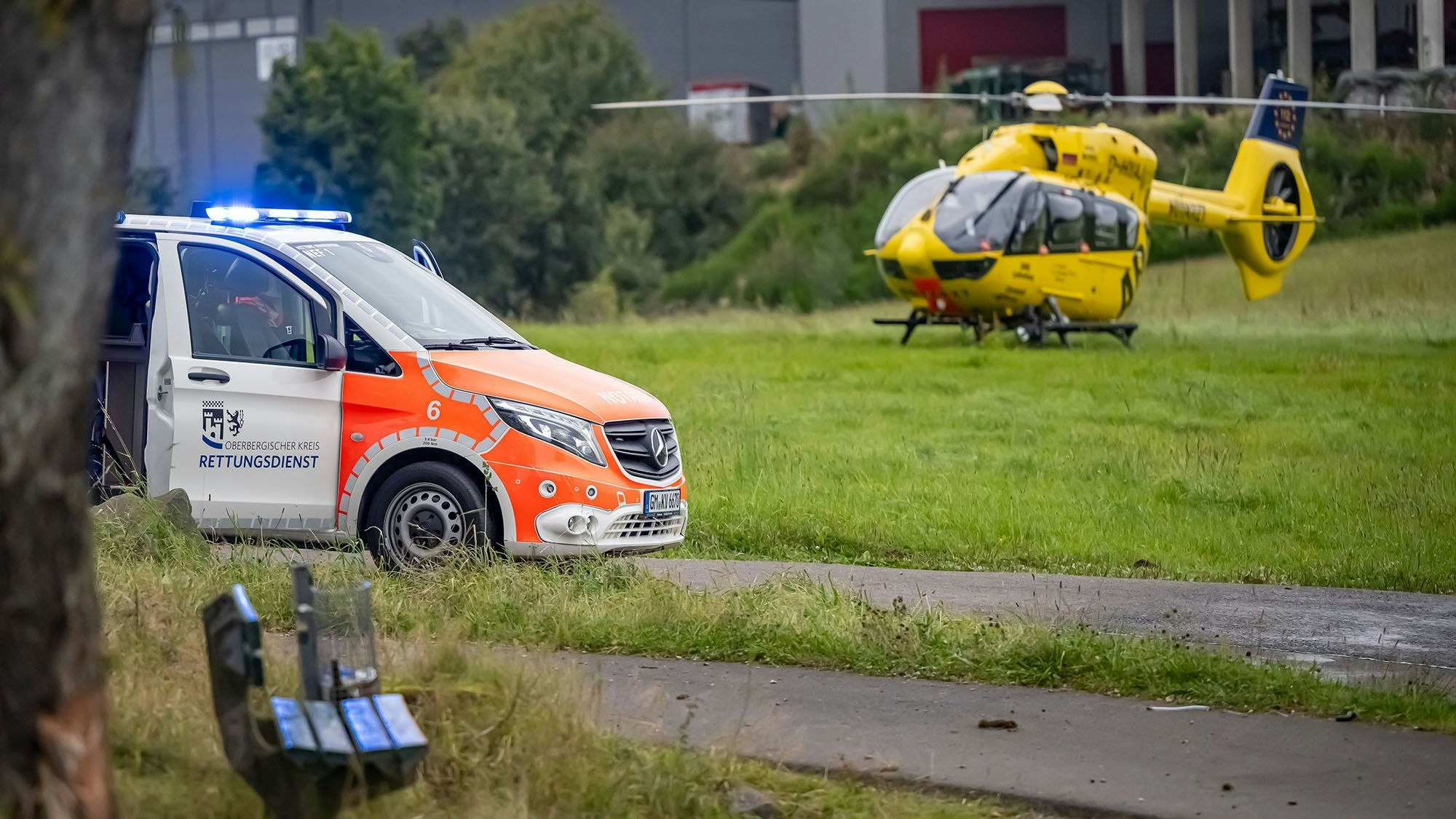 Das Foto zeigt einen Rettungshubschrauber und einen Wagen des Rettungsdienstes.