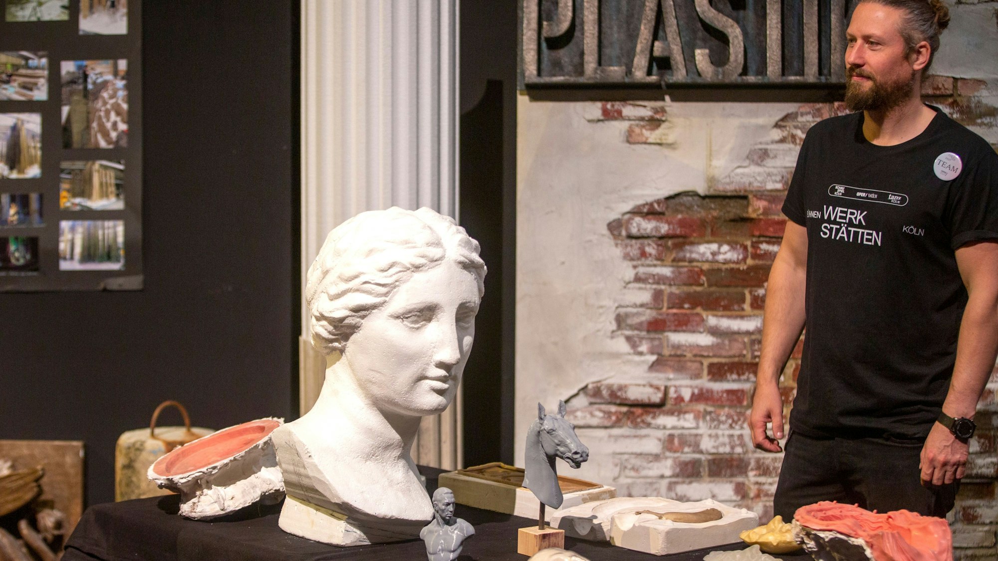 Die Requisiten werden mit viel Vorlauf hergestellt.