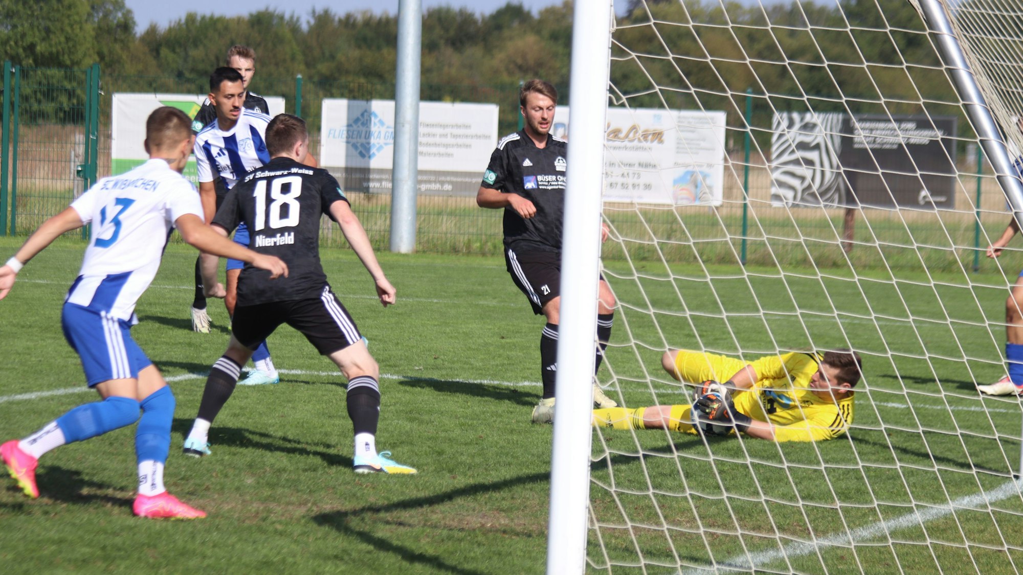 Torwart Niklas Maubach hält einen Schuss aus kurzer Distanz fest.