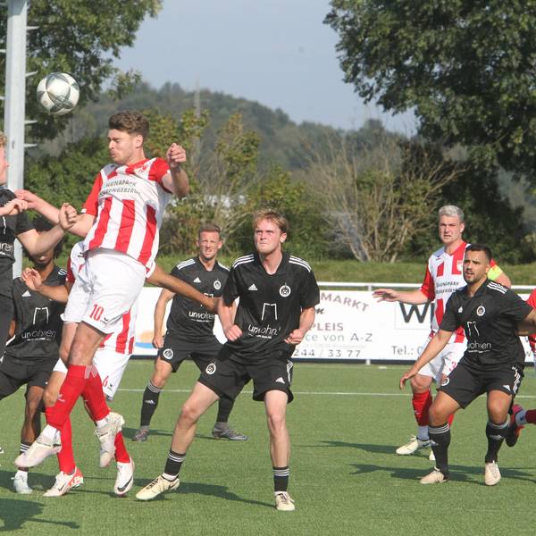 Nach einer Ecke setzt hier der Oberpleiser Nikolas Klosterhalfen zum Kopfball an.