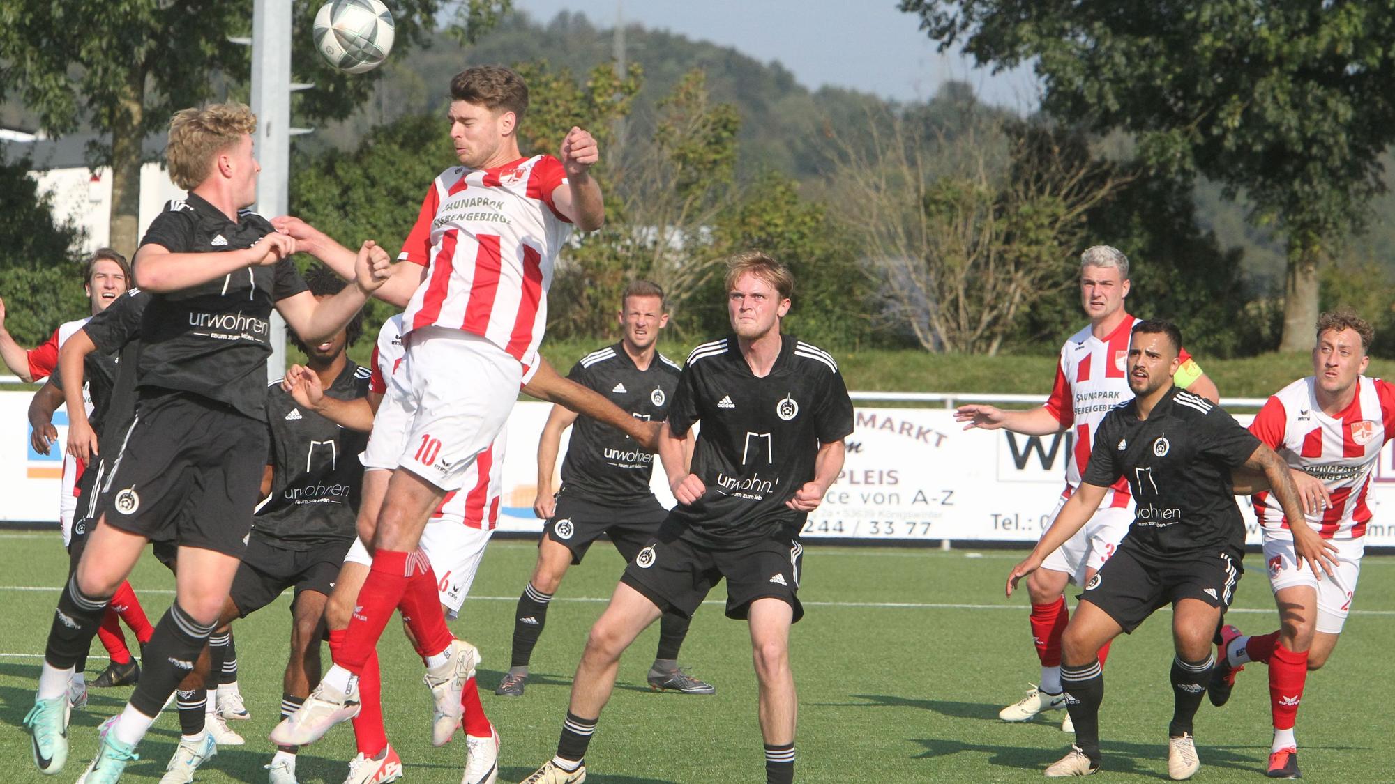 Nach einer Ecke setzt hier der Oberpleiser Nikolas Klosterhalfen zum Kopfball an.