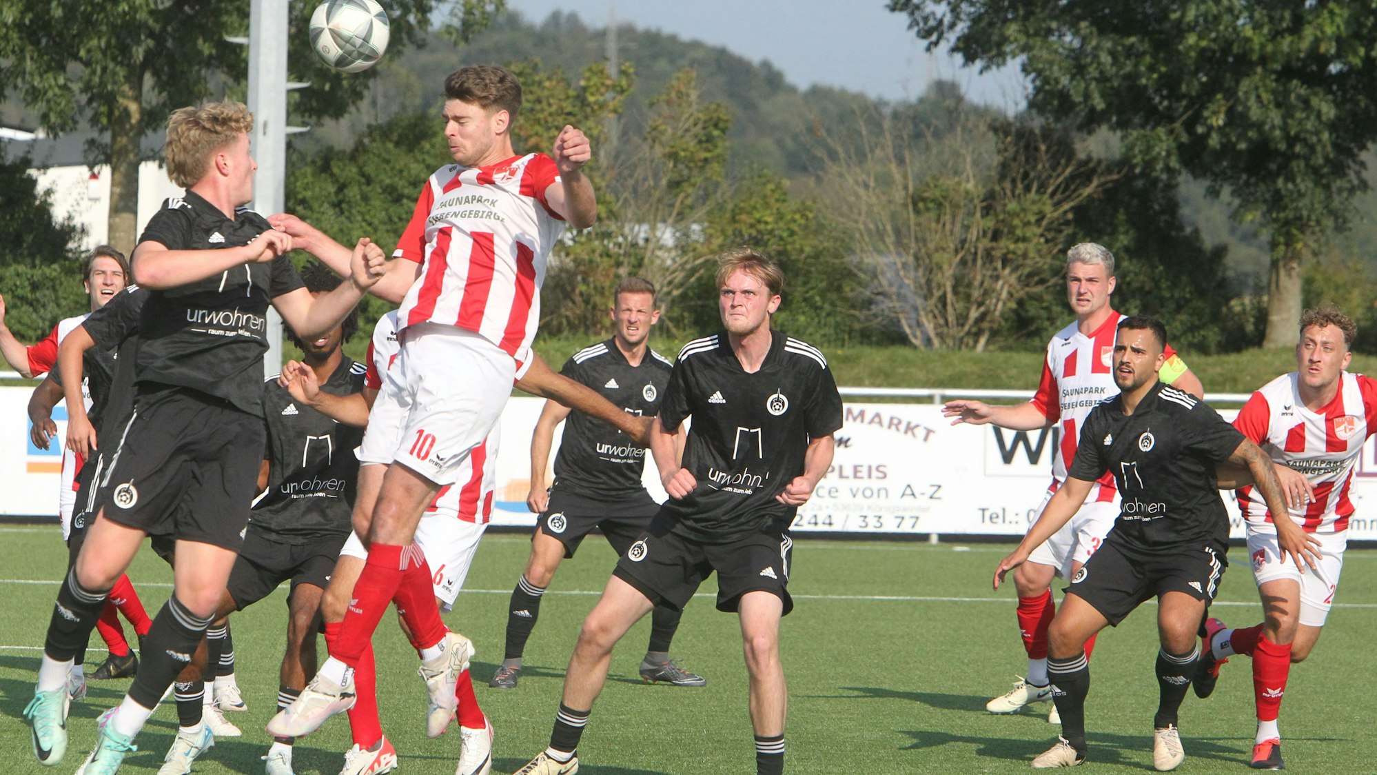 Nach einer Ecke setzt hier der Oberpleiser Nikolas Klosterhalfen zum Kopfball an.