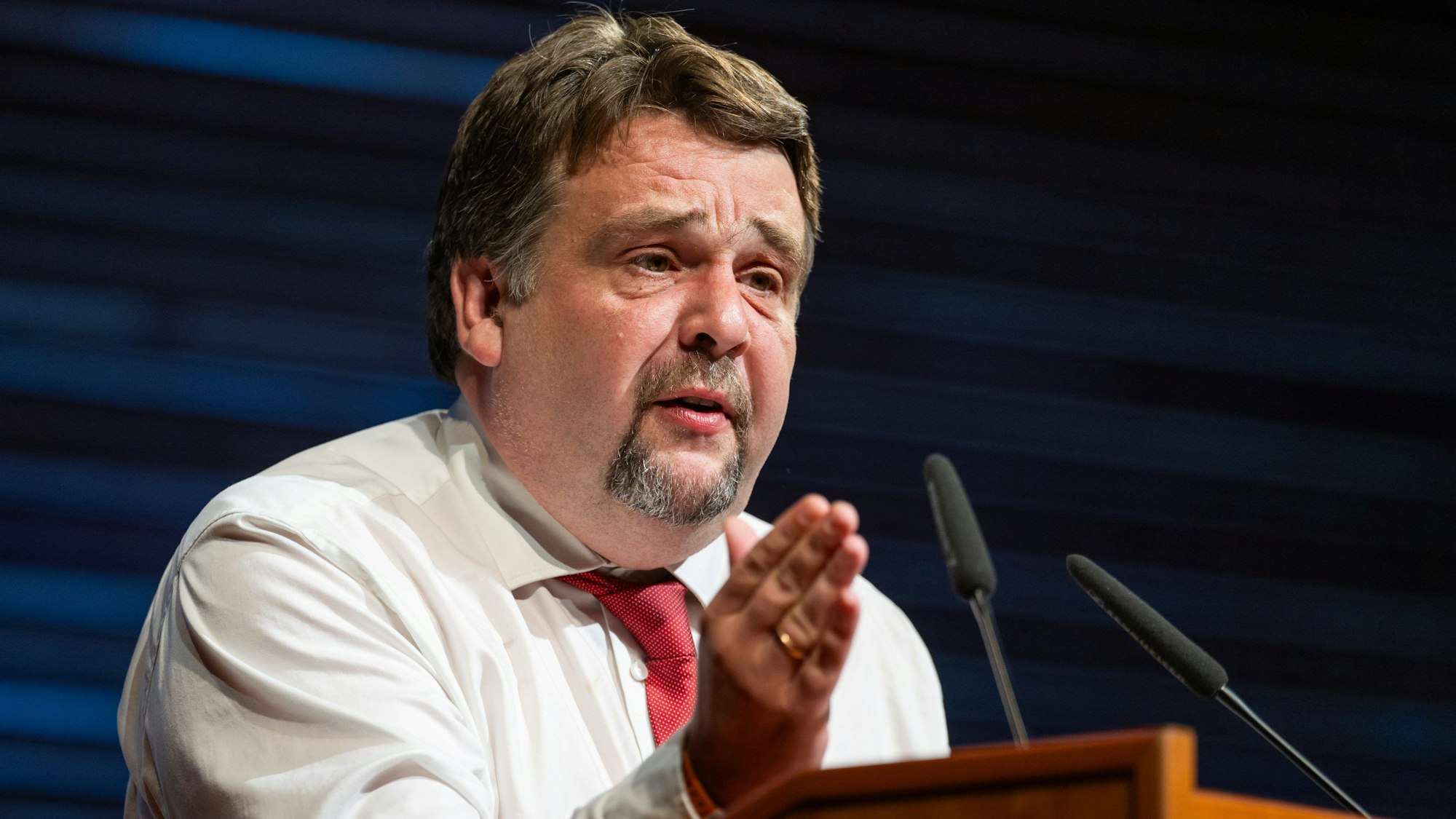 14.09.2024, Thüringen, Weimar: Dennis Radtke spricht auf der Tagung. Die 40. Bundestagung der Christlich-Demokratischen Arbeitnehmerschaft (CDA) im congress centrum weimarhalle in Weimar. Foto: Jacob Schröter/dpa +++ dpa-Bildfunk +++