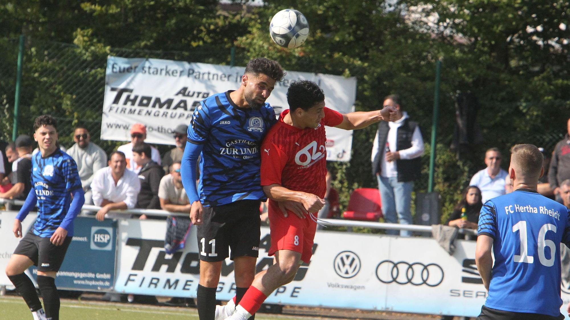 Kopfballduell zwischen dem Rheidter Omed Saeed und Niederkassels Gagik Arutiunian.