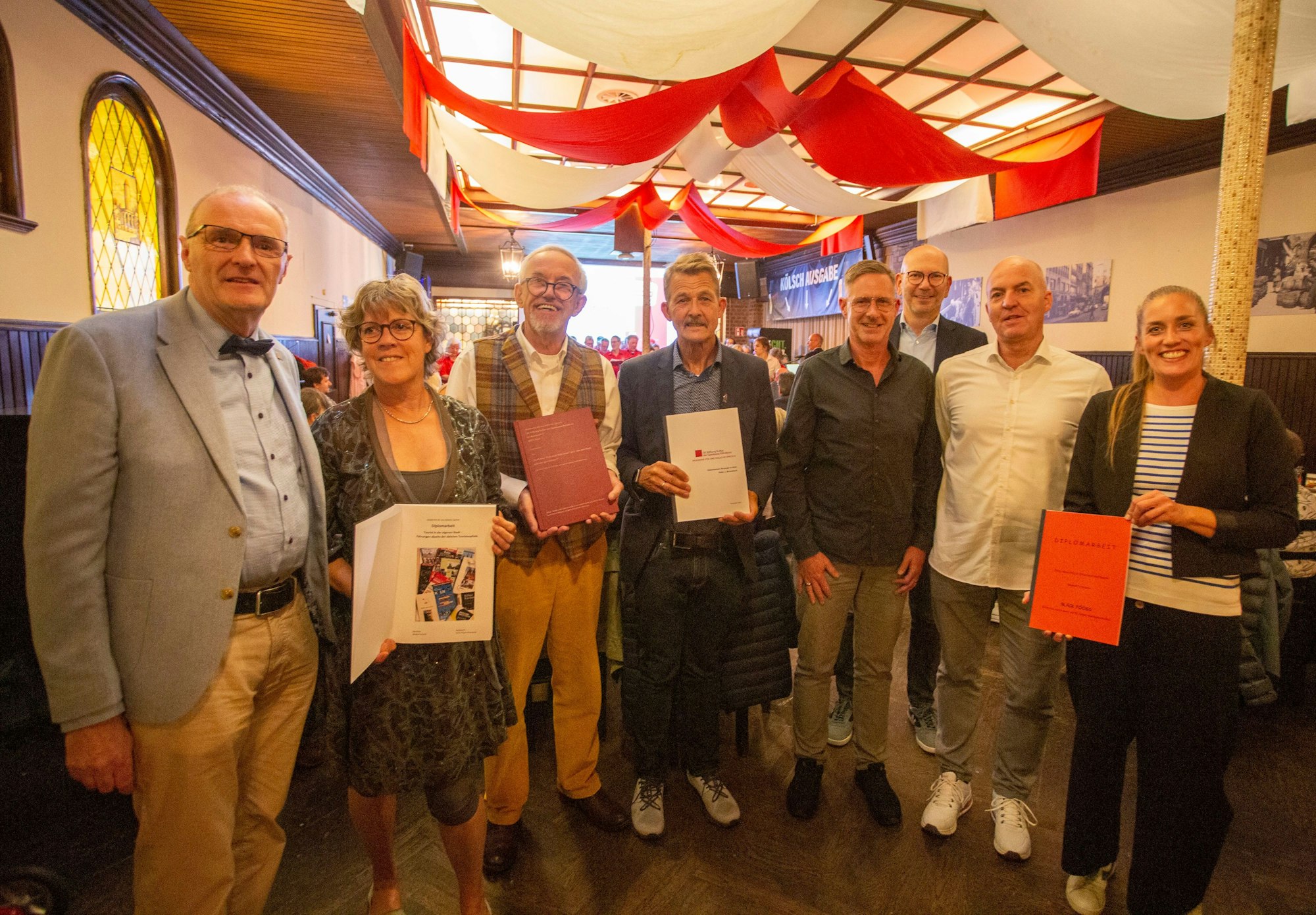 Bürgermeister Ralf Heinen (l.) hat mit der Akademie insgesamt 25 Absolventen der Kölsch-Examina per Urkunde ausgezeichnet.