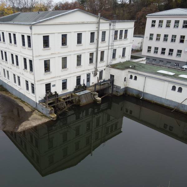 Das Foto zeigt das Alte Turbinenhaus an der Wupper mitsamt dem Wehr.