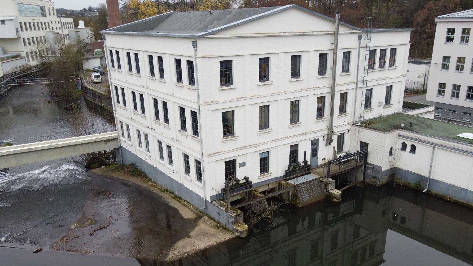 Das Foto zeigt das Alte Turbinenhaus an der Wupper mitsamt dem Wehr.
