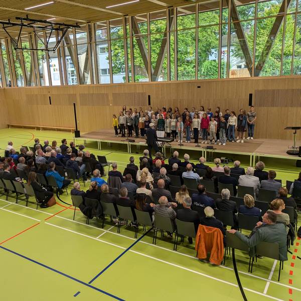 Offizielle Eröffnung der Kultur- und Sporthalle in Alfter: Den musikalischen Rahmen gestalteten Kinder und Jugendliche aus allen Ortsteilen der Gemeinde, die sich zu einem Jugendchor zusammengefunden hatten.