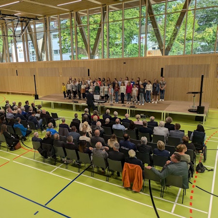 Offizielle Eröffnung der Kultur- und Sporthalle in Alfter: Den musikalischen Rahmen gestalteten Kinder und Jugendliche aus allen Ortsteilen der Gemeinde, die sich zu einem Jugendchor zusammengefunden hatten.
