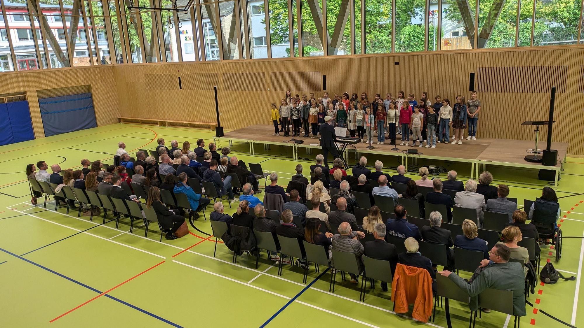 Offizielle Eröffnung der Kultur- und Sporthalle in Alfter: Den musikalischen Rahmen gestalteten Kinder und Jugendliche aus allen Ortsteilen der Gemeinde, die sich zu einem Jugendchor zusammengefunden hatten.