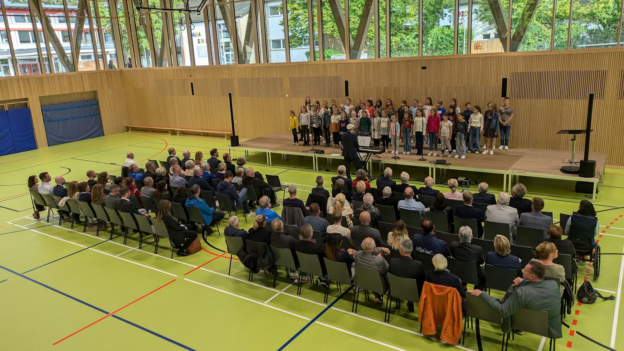 Offizielle Eröffnung der Kultur- und Sporthalle in Alfter: Den musikalischen Rahmen gestalteten Kinder und Jugendliche aus allen Ortsteilen der Gemeinde, die sich zu einem Jugendchor zusammengefunden hatten.