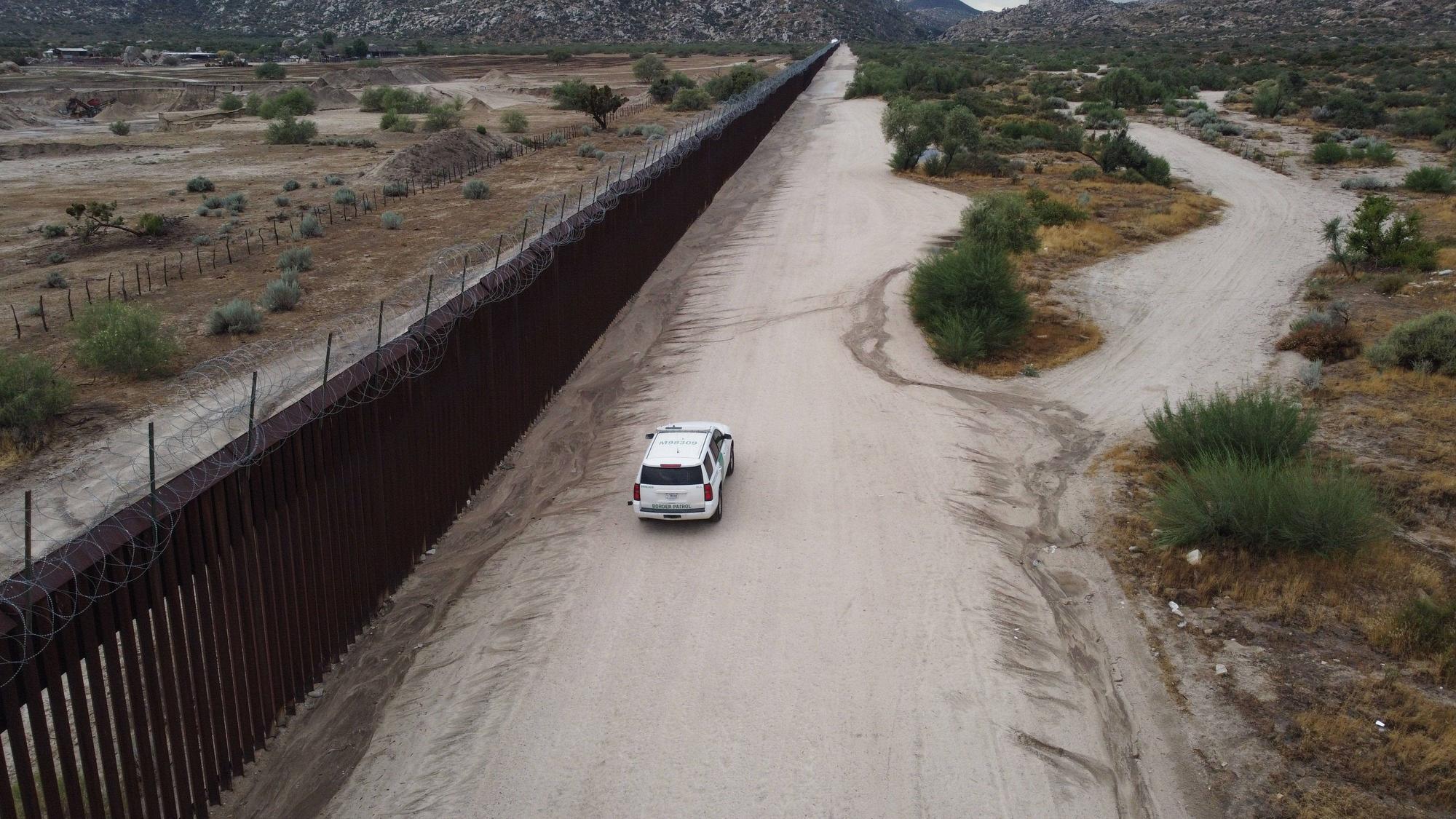 Unwirtliche Bedingungen: Ein Fahrzeug der Border Control fährt die trockene Grenzregion in Kalifornien ab
