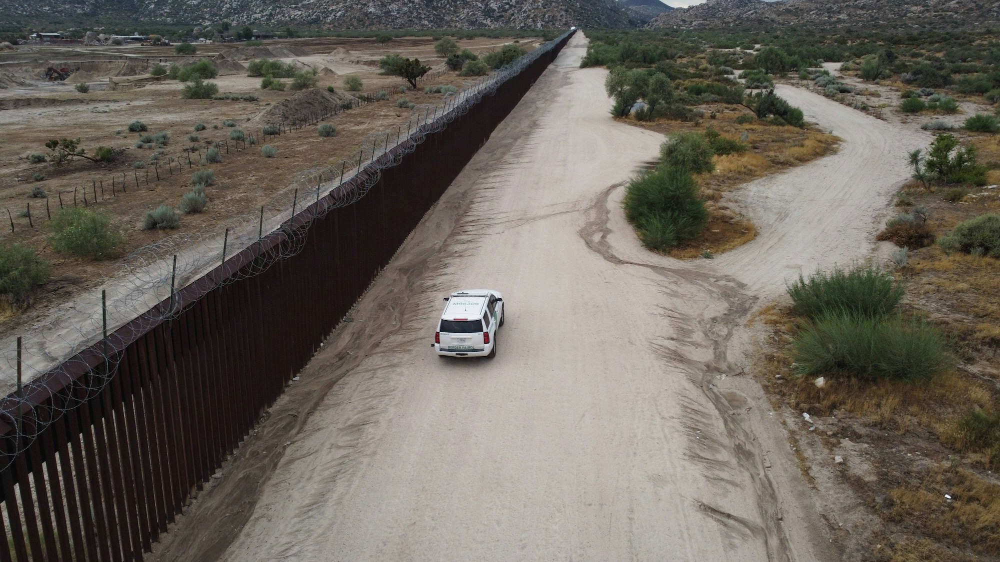Unwirtliche Bedingungen: Ein Fahrzeug der Border Control fährt die trockene Grenzregion in Kalifornien ab