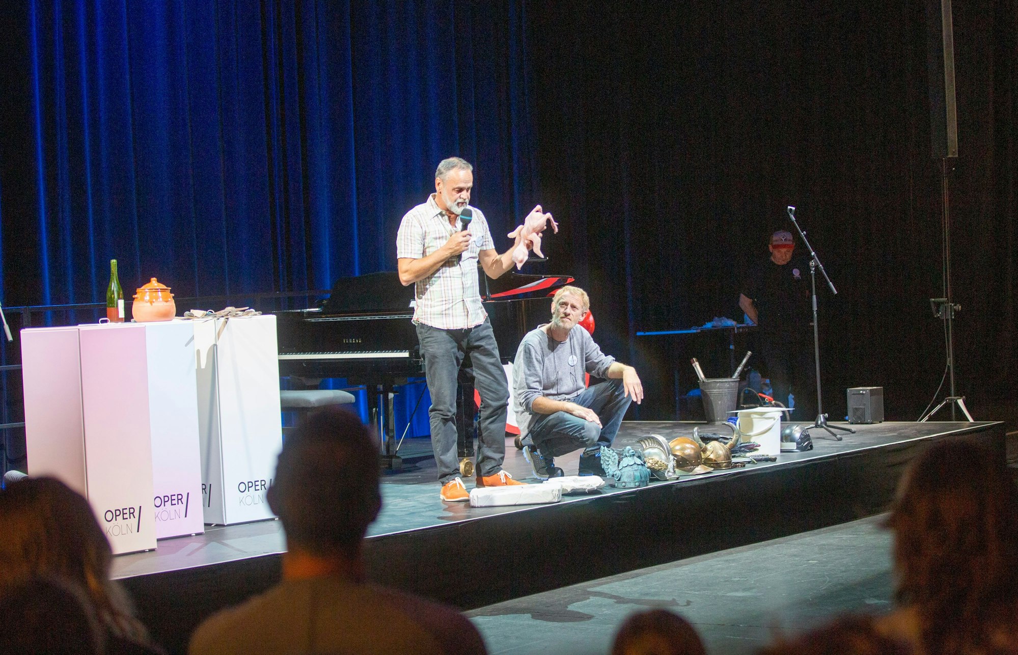 Auf der Bühne zeigten die Mitarbeitenden, wie sie arbeiten.