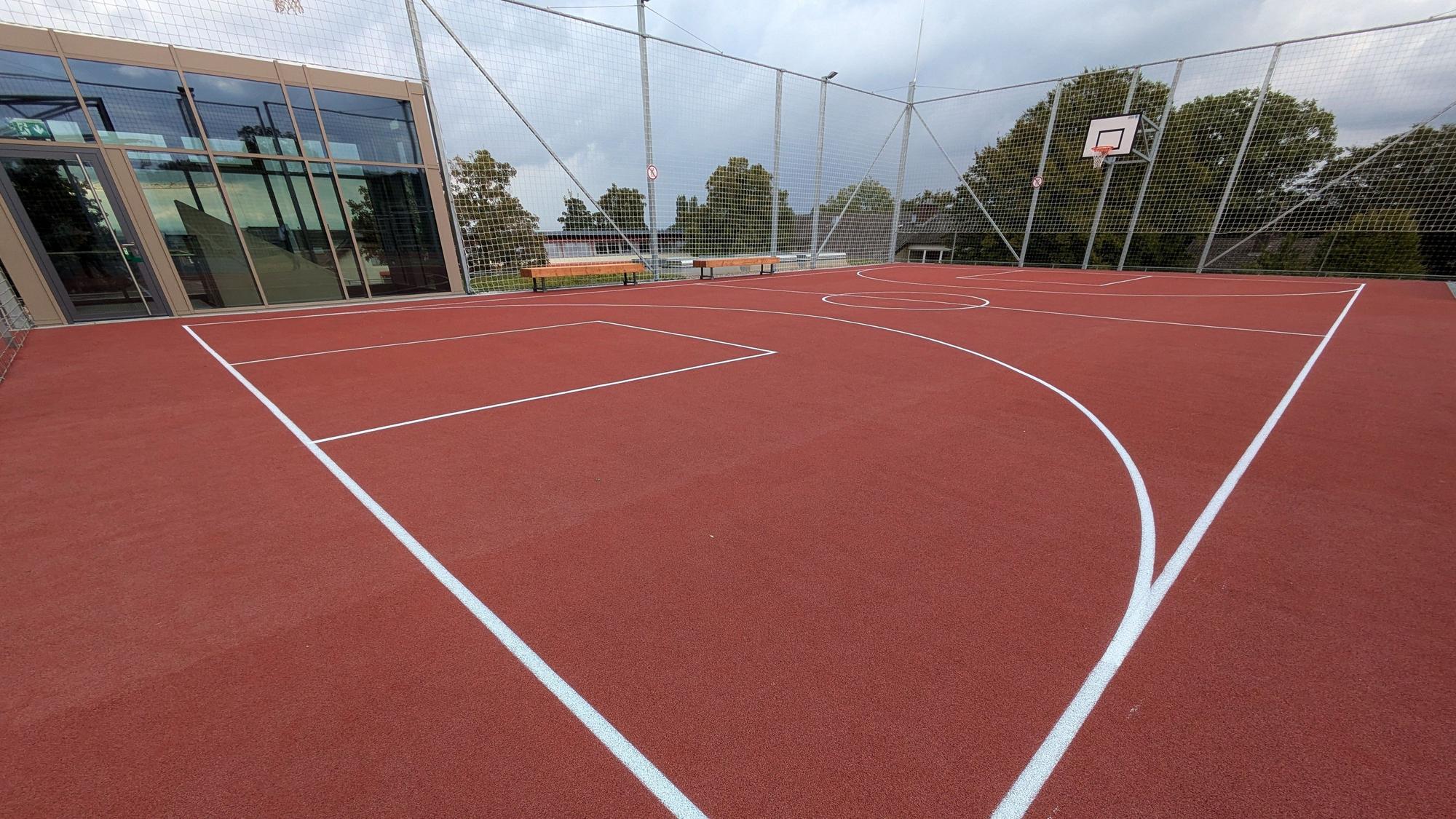 Auf dem Dach der neuen Kultur- und Sporthalle befinden sich ein Bolz- und Basketballplatz.