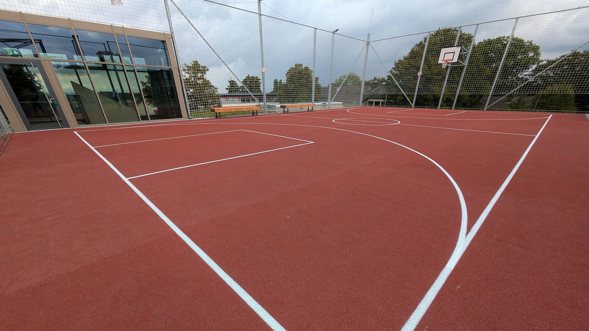 Auf dem Dach der neuen Kultur- und Sporthalle befinden sich ein Bolz- und Basketballplatz.