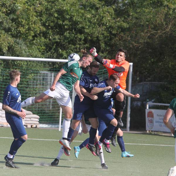 Mit vereinten Kräften: Keeper Mert Ates und der SV Bergheim wollen das nächste Spicher Offensivfeuerwerk verhindern. Fotos: Quentin Bröhl