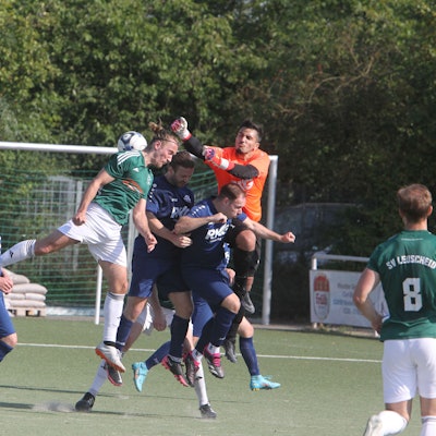 Mit vereinten Kräften: Keeper Mert Ates und der SV Bergheim wollen das nächste Spicher Offensivfeuerwerk verhindern. Fotos: Quentin Bröhl