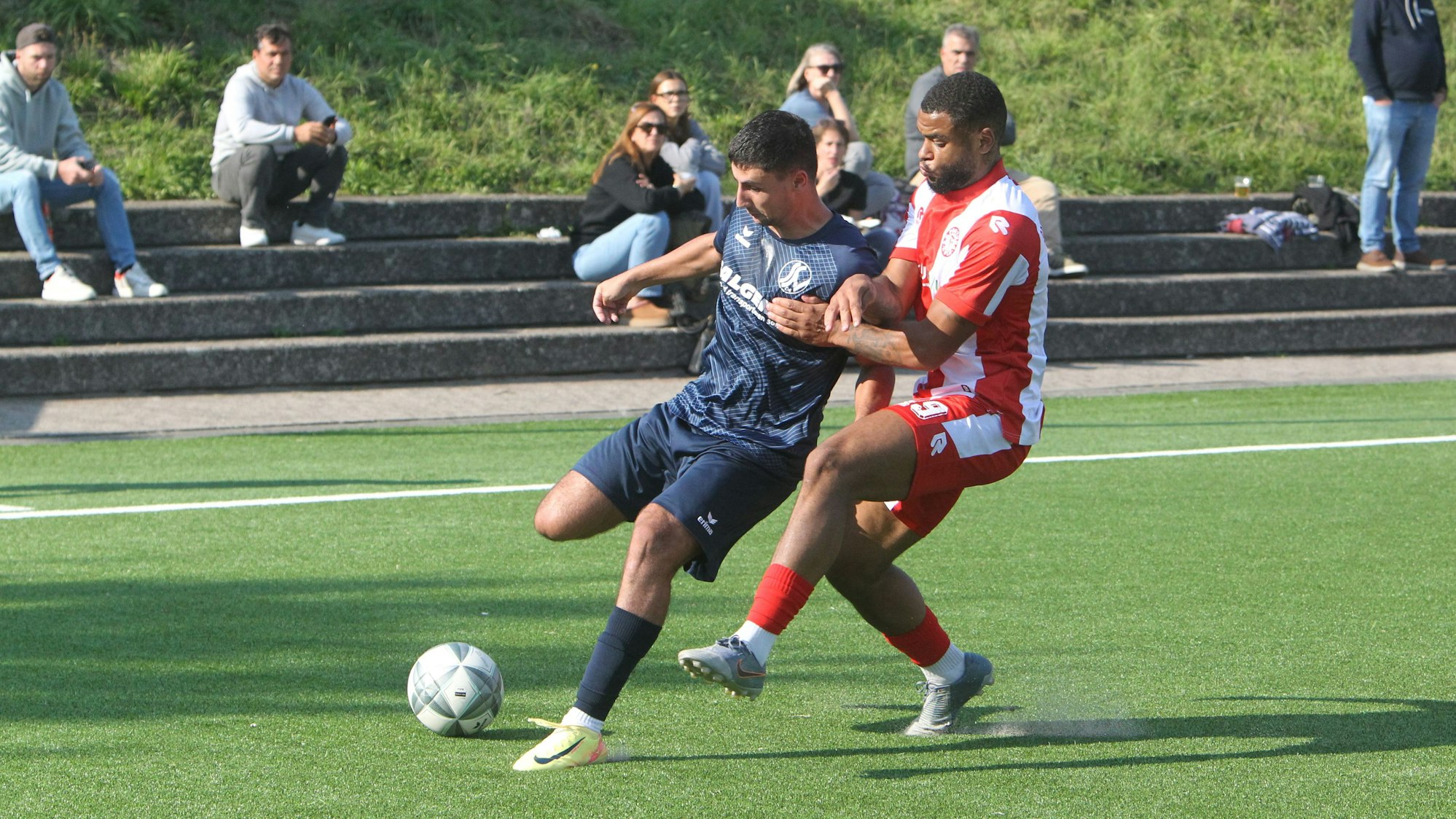 Georgios Athanasiadis (links) auf der Außenbahn des Siegburger Kunstrasens im Einsatz.