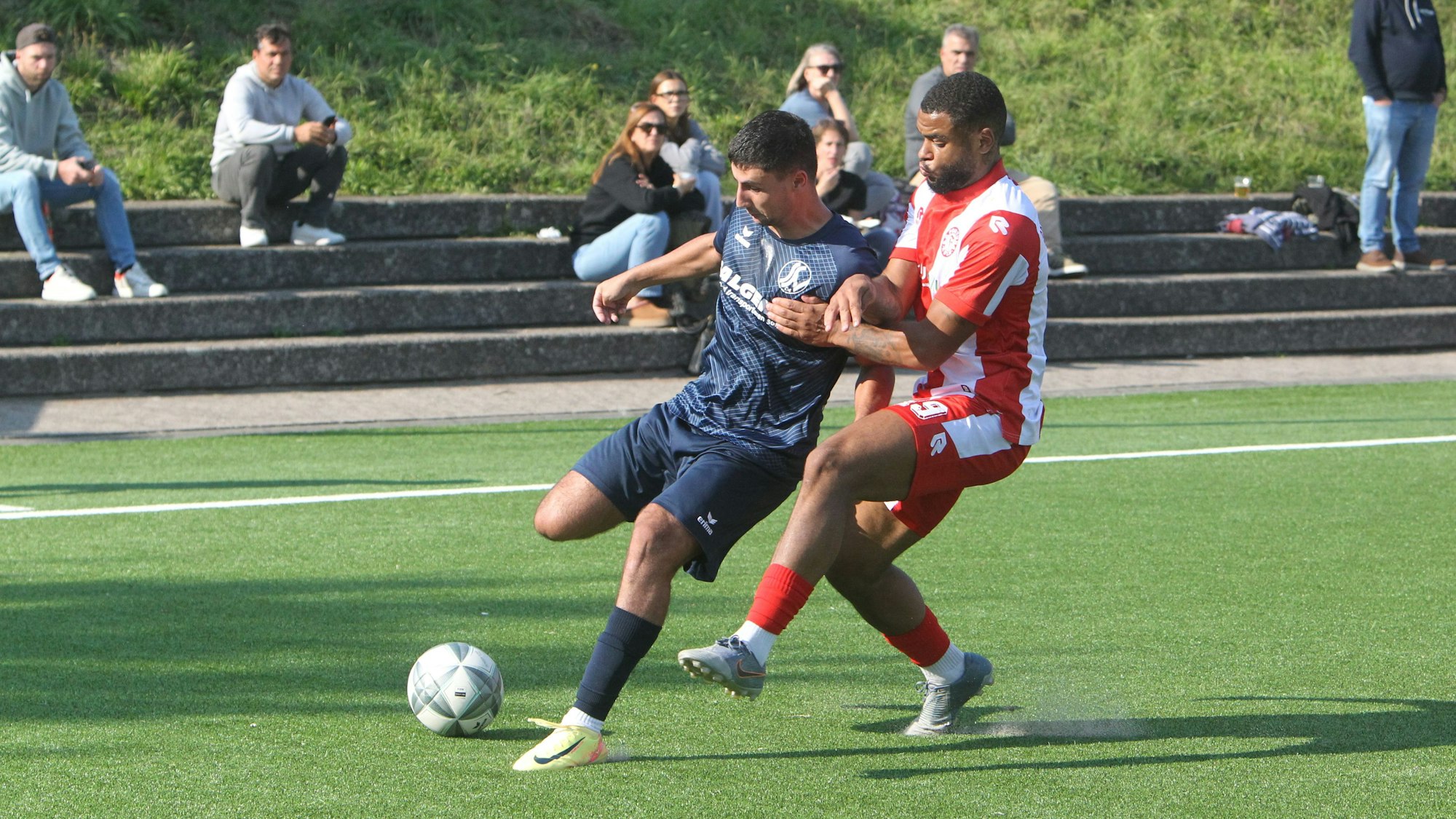 Georgios Athanasiadis (links) auf der Außenbahn des Siegburger Kunstrasens im Einsatz.