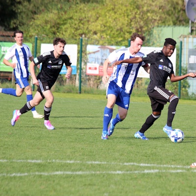 Tomas Delcio Mateus führt den Ball und wird attackiert.